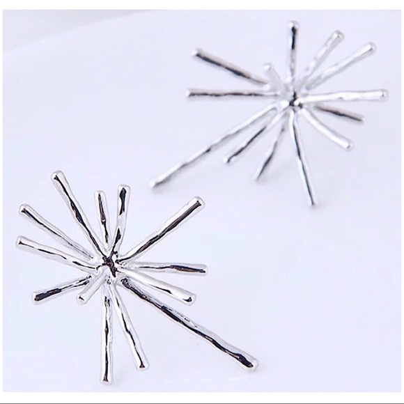 Sunburst Pierced Earrings Metal Lightweight Silver - Picture 4 of 6